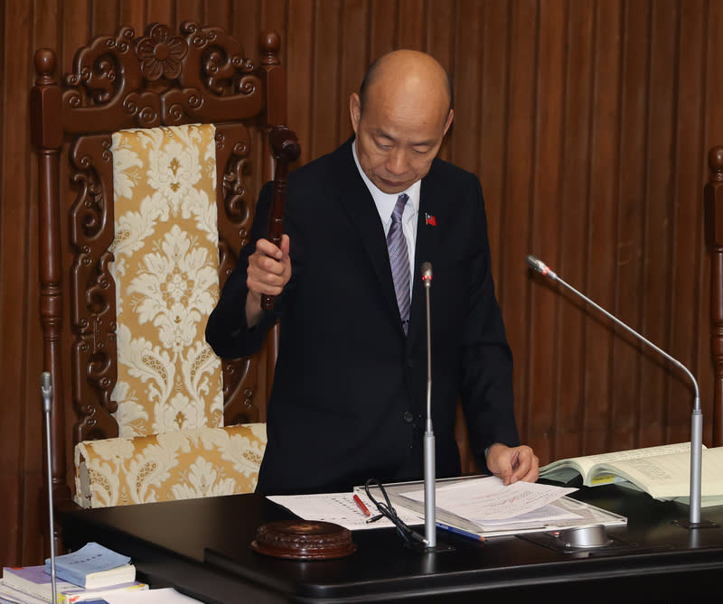 立院三讀再生醫療法  韓國瑜敲槌 立法院會4日三讀通過再生醫療法，條文明定，執行 再生技術前應進行並完成人體試驗，但恩慈治療有條 件免完成人體試驗。圖為立法院長韓國瑜敲下議事 槌。 中央社記者謝佳璋攝  113年6月4日