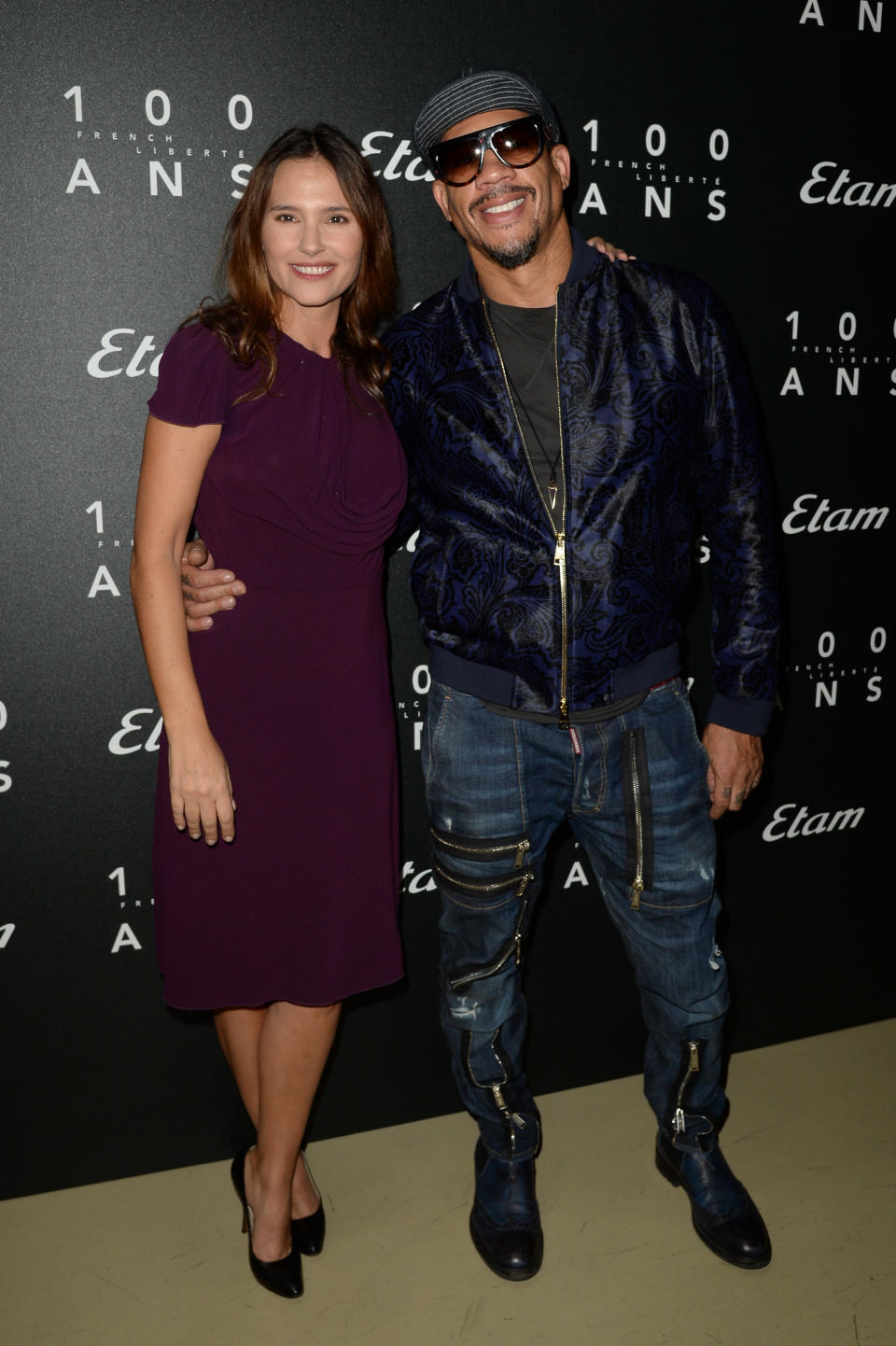 En 2014, Virginie Ledoyen et JoeyStarr incarnent un couple marié et à la dérive dans le drame <em>Une autre vie </em>d’Emmanuel Mouret. Si à l’écran, l’alchimie n’est pas vraiment palpable en raison de la période creuse que leurs personnages traversent, les deux comédiens sont en revanche devenus complices dans la vie. Lors d’un entretien pour Grazia, Virginie Ledoyen prend le temps de rassurer les journalistes sur son partenaire, bien loin de l’image de "jaguarr" qu’il véhicule. "<em>Il ne faut pas avoir peur. Il est délicat, un vrai gentleman, adorable avec les filles, sans être dragueur. Au début, il fera le kéké, mais ça dure deux minutes. Sous ses airs bourrus, c’est un grand timide</em>", assure-t-elle avec tendresse avant l’arrivée du principal concerné. (Photo by Stephane Cardinale - Corbis/Corbis via Getty Images)