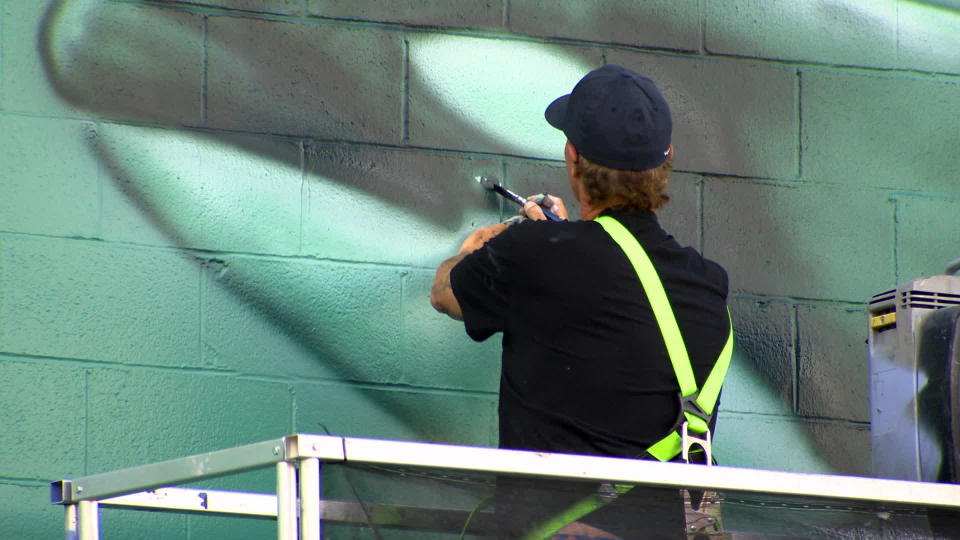 Wyland creates a whale mural on the side of a Seattle hotel.  / Credit: CBS News