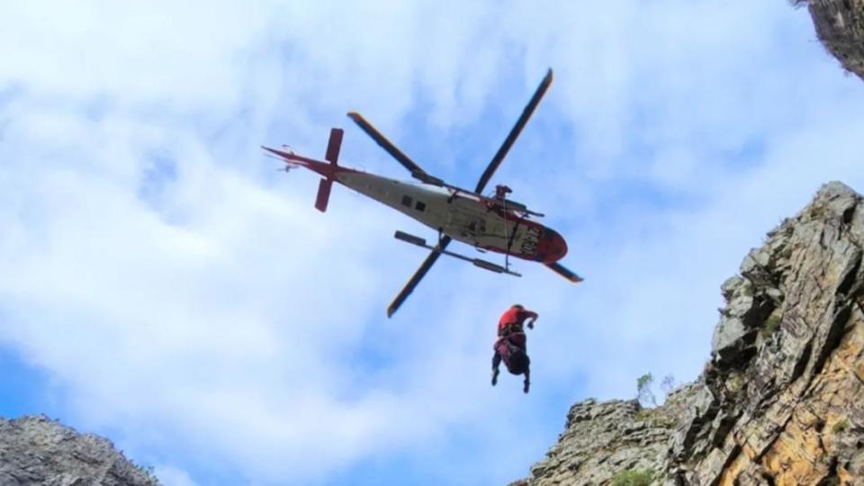 南非紅十字會空中救護服務（AMS）直升機出動救援登山客。（圖／翻攝自《紐約郵報》）