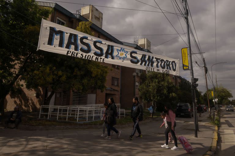 Los pasacalles de Massa y Santoro aún flamean en el sur de la ciudad