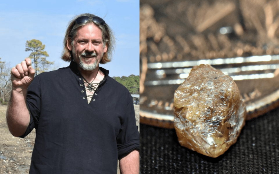美國一名男子在鑽石坑州立公園撿到3.29克拉的鑽石，笑得不亦樂乎。（翻攝自Crater of Diamonds State Park官網）