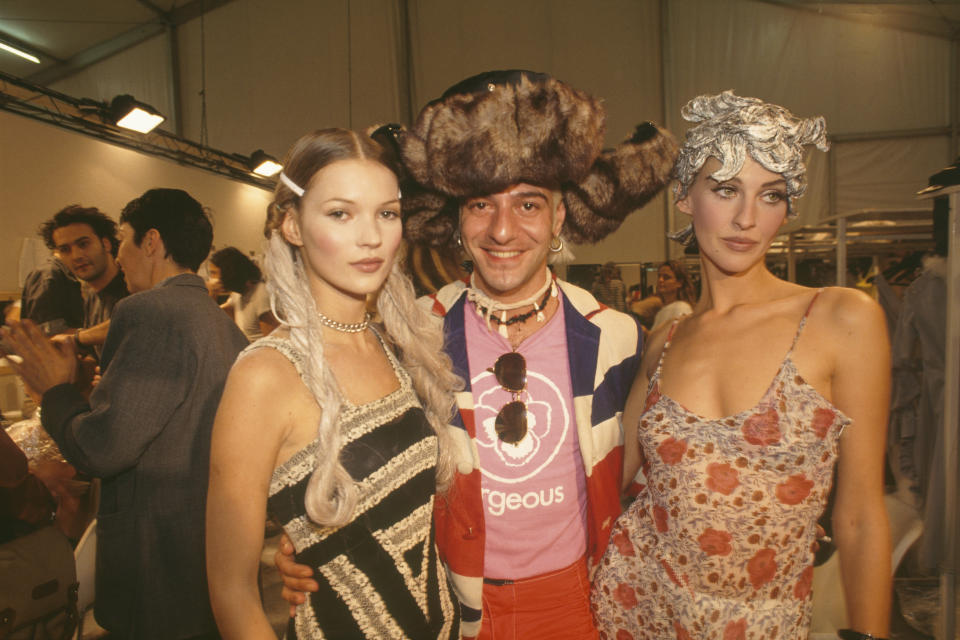 <p>Sie lag damals im Trend und tut es heute noch: Kate Moss – hier mit Fashion-Designer John Galliano bei der Pariser Fashion Week im Jahre 1994. </p>