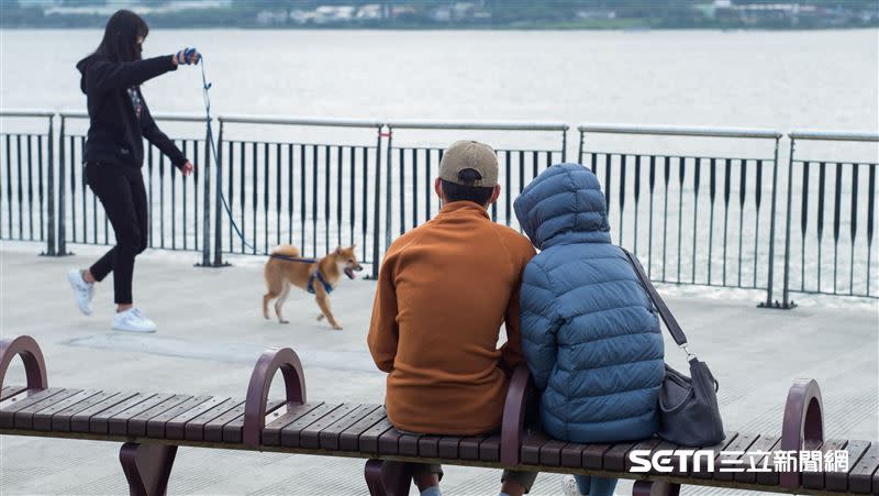 強冷空氣迅速南下影響至週六清晨，明日、週五白天早晚氣溫很低。（圖／記者陳弋攝影）