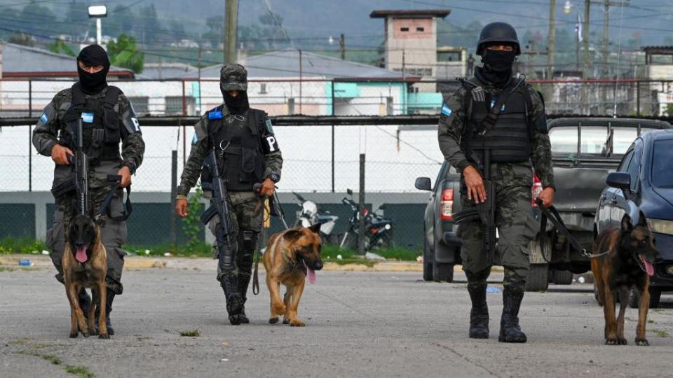 La policía militar de Honduras.