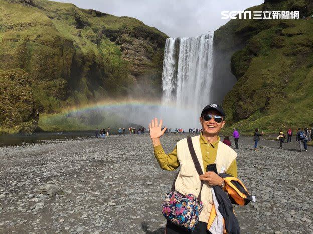  退休女教師陳月妹遇害後，隨身花布包代替她陪著丈夫四處旅遊。 （圖／張介能提供）