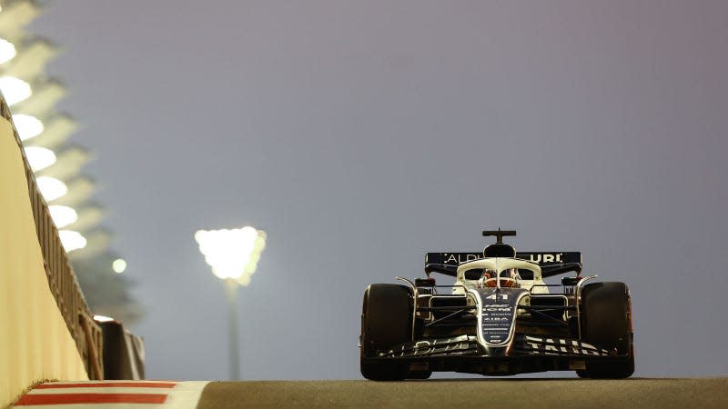 A photo of Nyck de Vries driving an Alpha Tauri F1 car in Abu Dhabi. 