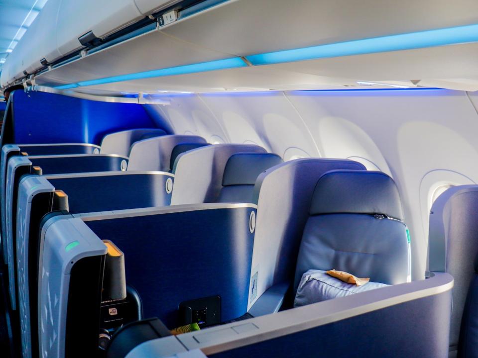Flying JetBlue Airways from London to New York in Mint business class — JetBlue Airways London to New York in Mint business class flight 2021
