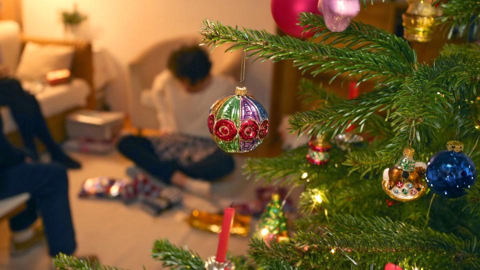 Auch im Corona-Jahr sollen Familien unter einem geschmückten Weihnachtsbaum gemeinsam Geschenke auspacken können.