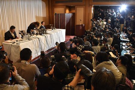 Haruko Obokata (2nd L), a researcher at semi-governmental research institute RIKEN, bows in apology during a news conference in Osaka, western Japan, in this photo taken by Kyodo April 9, 2014. REUTERS/Kyodo