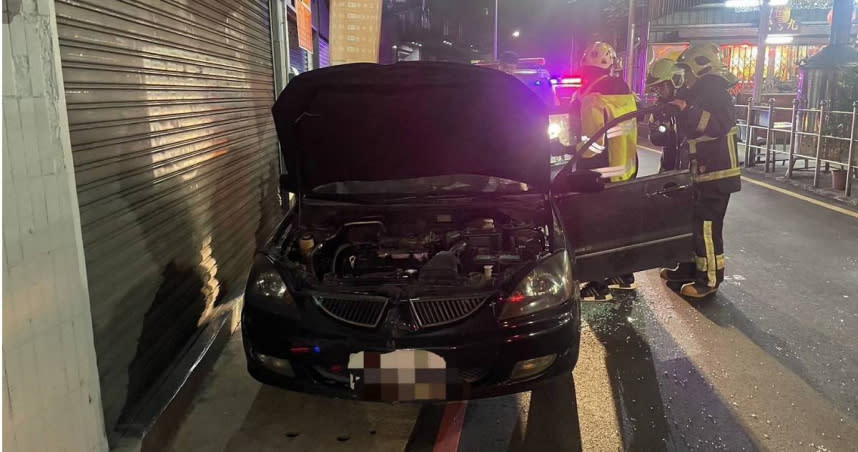 蘆洲今日凌晨發生汽車火警，一輛違停車輛遭砸破車窗丟鞭炮，警方已鎖定特地犯嫌偵辦中。（圖／翻攝畫面）