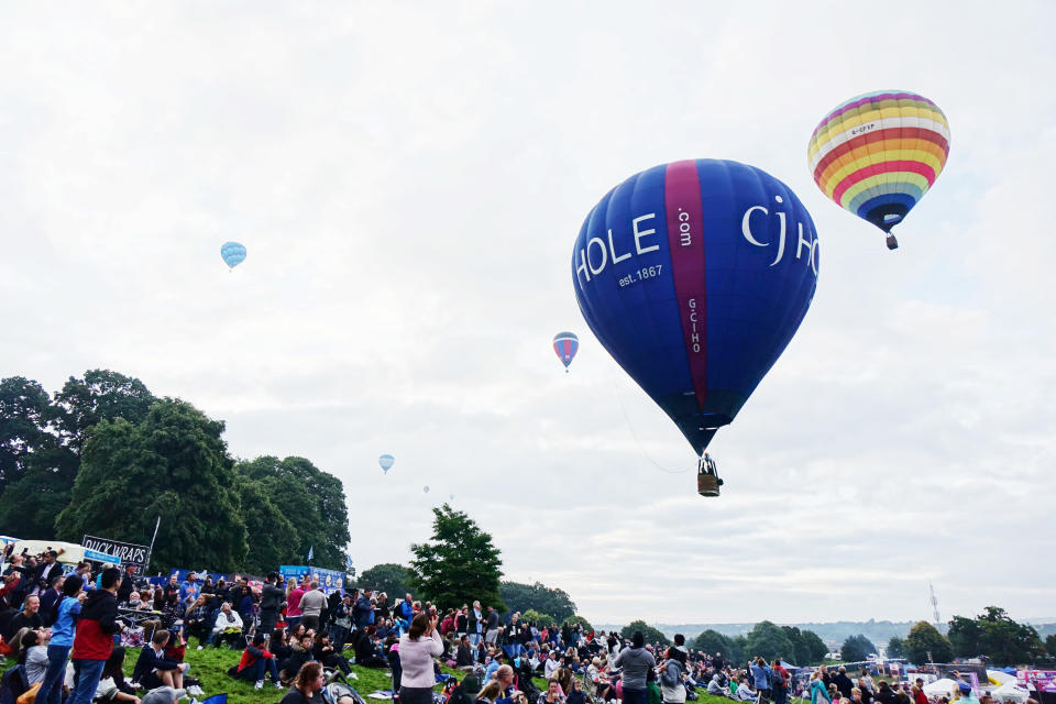 英國布里斯托（Bristol）國際熱氣球節，上百個熱氣球飄盪在城市上空，宛如電影「天外奇蹟」（Up）場景。(中央社)