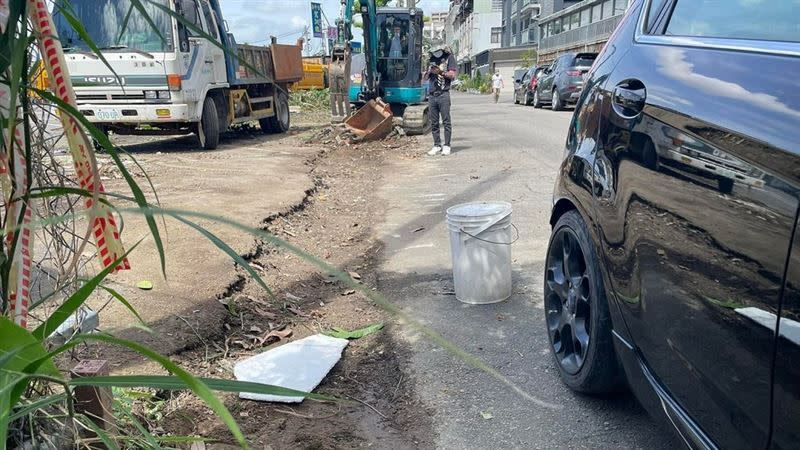 ▲有位民眾買下一塊地，準備改建成停車場，卻慘遭附近鄰居出招反制。（圖／翻攝爆怨公社）