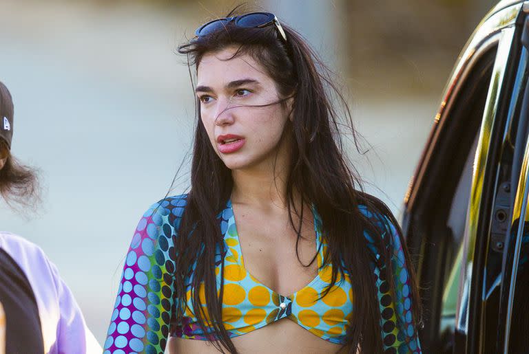 Dua Lipa, colorida en su paseo por las playas australianas