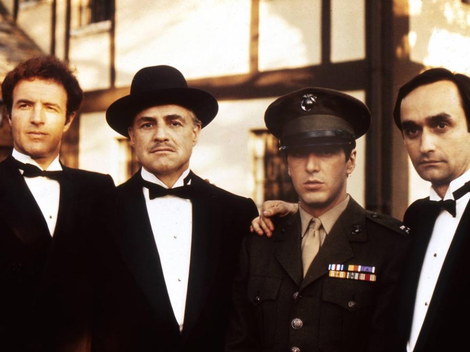 Die Corleones (v.l.n.r.): Sonny (James Caan), Vito (Marlon Brando), Michael Corleone (Al Pacino) und Fredo (John Cazale). (Bild: imago/Cinema Publishers Collection)