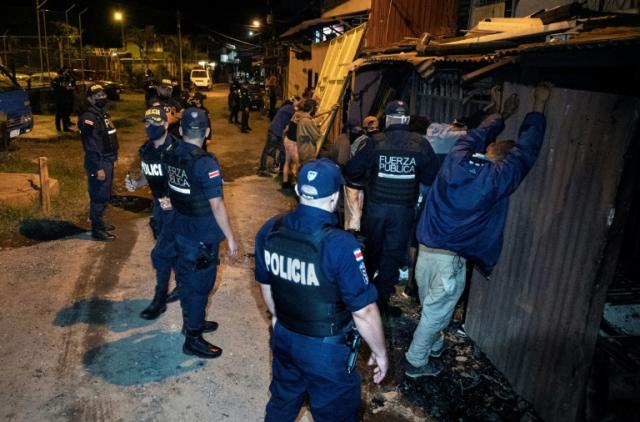 Policías de Costa Rica participan en operativo antidrogas en el un barrio a las afueras de San José, Costa Rica, el 30 de julio de 2021.