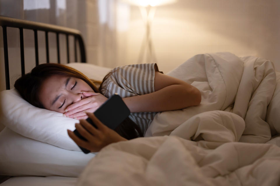 錯誤生活習慣- 睡眠不足導致眼周暗沈 (圖片來源／Getty Images)