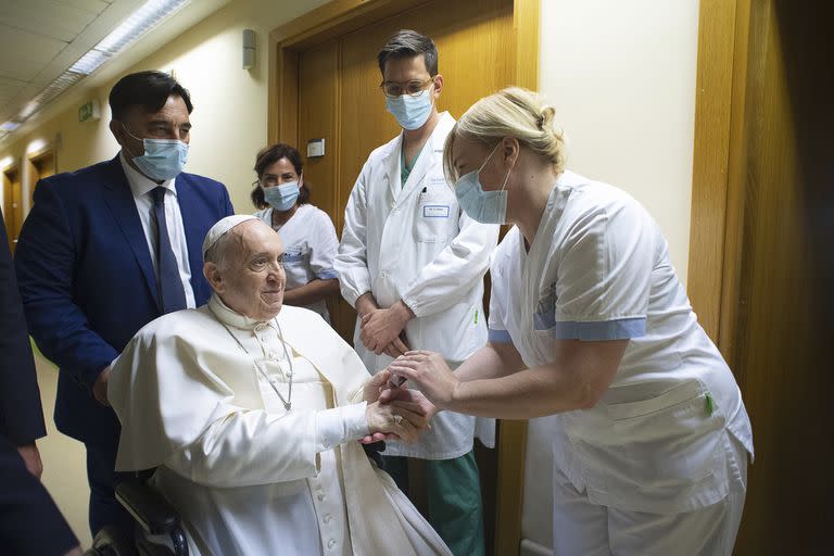 El papa Francisco saluda a personal del hospital, sentado en una silla de ruedas dentro de la Policlínica Agostino Gemelli