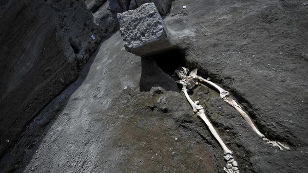 The man was crushed as he attempted to escape Pompeii (Pompeii Archaeological Site)