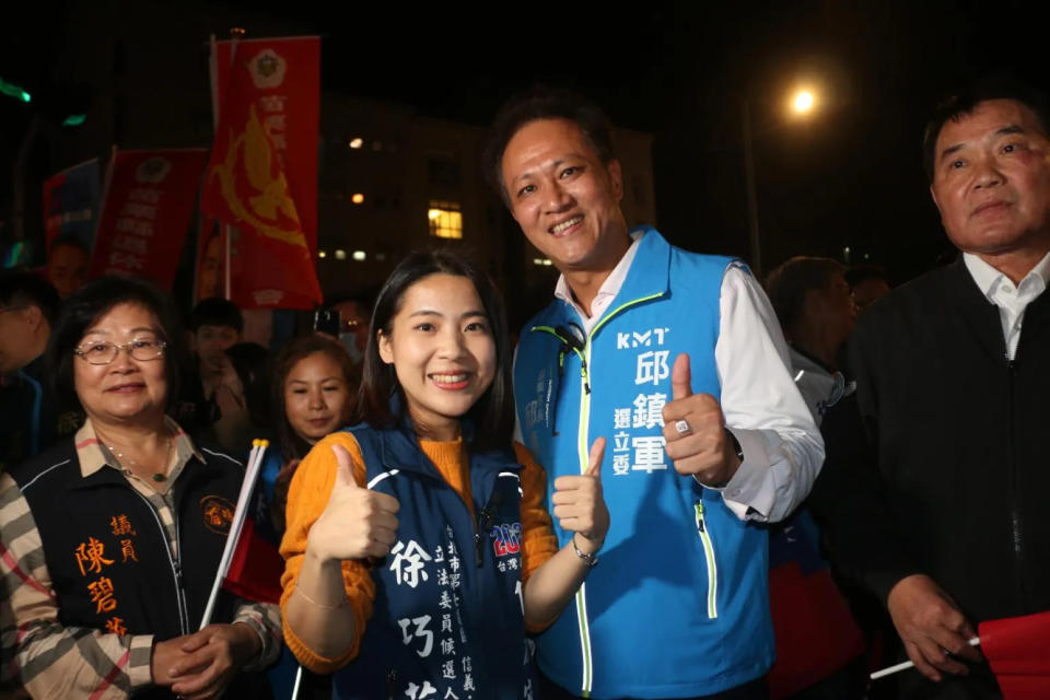 邱鎮軍與徐巧芯。（圖/中天新聞）