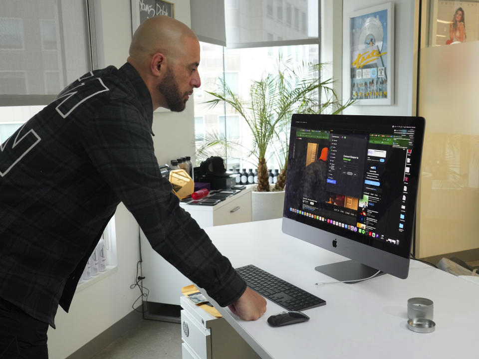 Ghazi Shami, fundador de la empresa musical Empire, con la aplicación Beeper en su computadora de escritorio iMac Pro en San Francisco, el 24 de enero de 2024. (Jim Wilson/The New York Times)