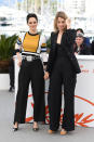 Noémie Merlant et Adèle Haenel, deux des héroïnes du Portrait De La Jeune Fille En Feu de Céline Sciamma, ont décidé de se faire écho pour ce photocall. Large pantalon noir pour chacune et détail argenté sur leurs chaussures. En revanche, la première a décliné le total black look en tranchant avec un top coloré que n’aurait pas renié Mondrian.