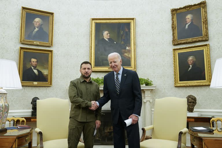 El presidente Joe Biden le da la mano al presidente ucraniano Volodimir Zelensky en la Oficina Oval de la Casa Blanca, el jueves 21 de septiembre de 2023