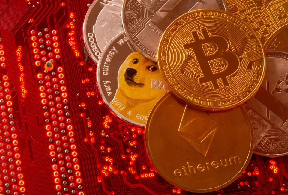 Las criptomonedas son las divisas que se usan en el metaverso para pagar cosas como parcelas o casas. Foto: Getty Images. 