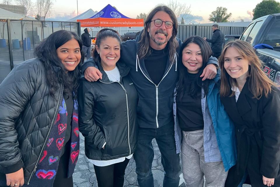 dave grohl fait du bénévolat et fait un barbecue pour la mission de l'espoir.  gracieuseté de Hope the Mission.