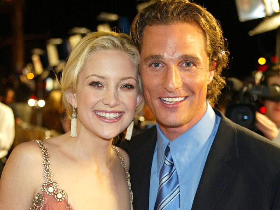 Kate Hudson standing next to Matthew McConaughey on the red carpet