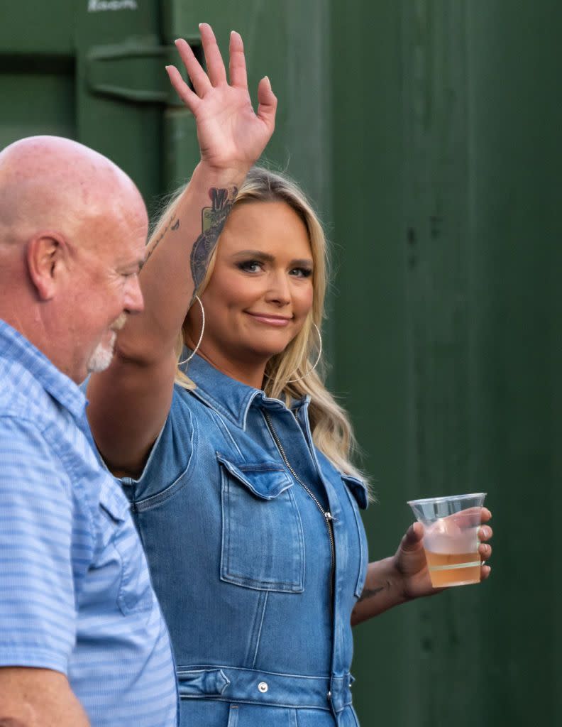 miranda lambert waving behind the scenes at jimmy kimmel live taping