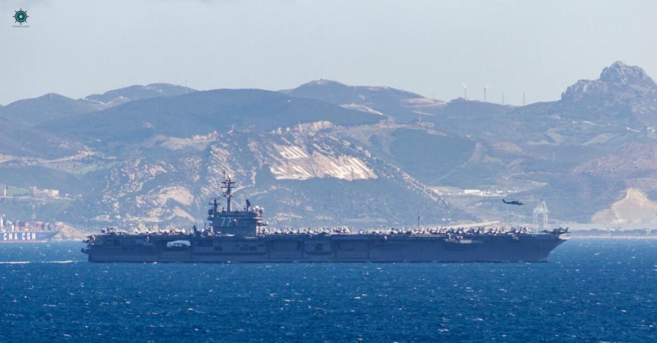 美國海軍航空母艦「布希號(CVN-77)」部署地中海230天後，13日穿過直布羅陀海峽踏上返鄉旅程。   圖：翻攝@maritimegraphy推特