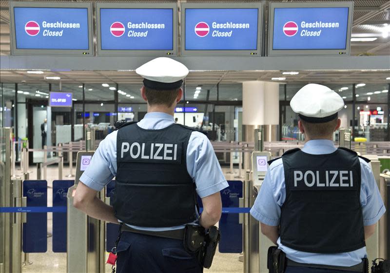 Dos agentes de policía permanecen en un control de seguridad cerrado en el Aeropuerto Internacional de Fráncfort (Alemania). EFE/Archivo
