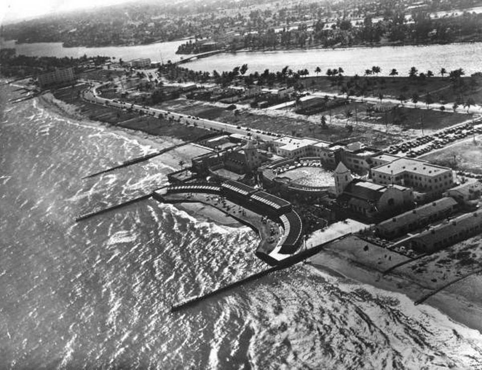 El primer Deauville demolido en Miami Beach.