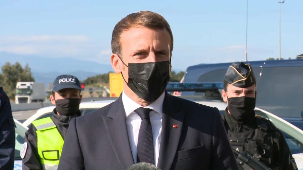 Emmanuel Macron en déplacement à la frontière franco-espagnole, le 5 novembre 2020. - BFMTV