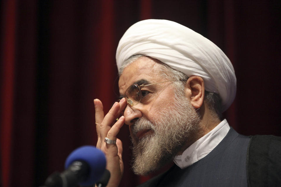 <p>Der Iran (hier Präsident Hassan Rohani) hat den Terroranschlag in Barcelona als ein „entsetzliches Verbrechen“ verurteilt. Der Terror kenne schon lange keine Grenzen mehr und müsse daher auch global gelöst werden, sagte Außenamtssprecher Bahram Ghassem. Alle Länder sollten ihre politischen Differenzen beiseite lassen und sich auf den Kampf gegen die Terrormiliz Islamischer Staat (IS) fokussieren. Der Iran sei als eines der Opfer des IS-Terrors bereit, bei solch einer globalen Initiative mitzuwirken, betonte der Sprecher in einer Presseerklärung. (Bild: AP Photo) </p>