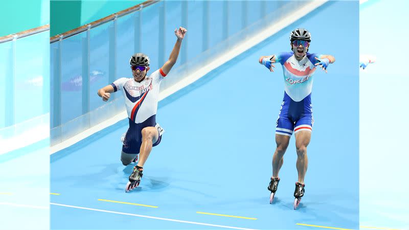 杭州亞運滑輪接力賽中，韓國選手（右）太早慶祝，反被台灣隊率先衝線。（圖／中華華奧會提供）