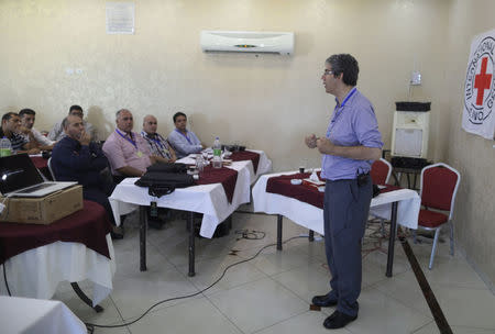 British surgeon David Nott trains Palestinian doctors in Gaza City July 10, 2017. Picture taken July 10, 2017. REUTERS/Mohammed Salem