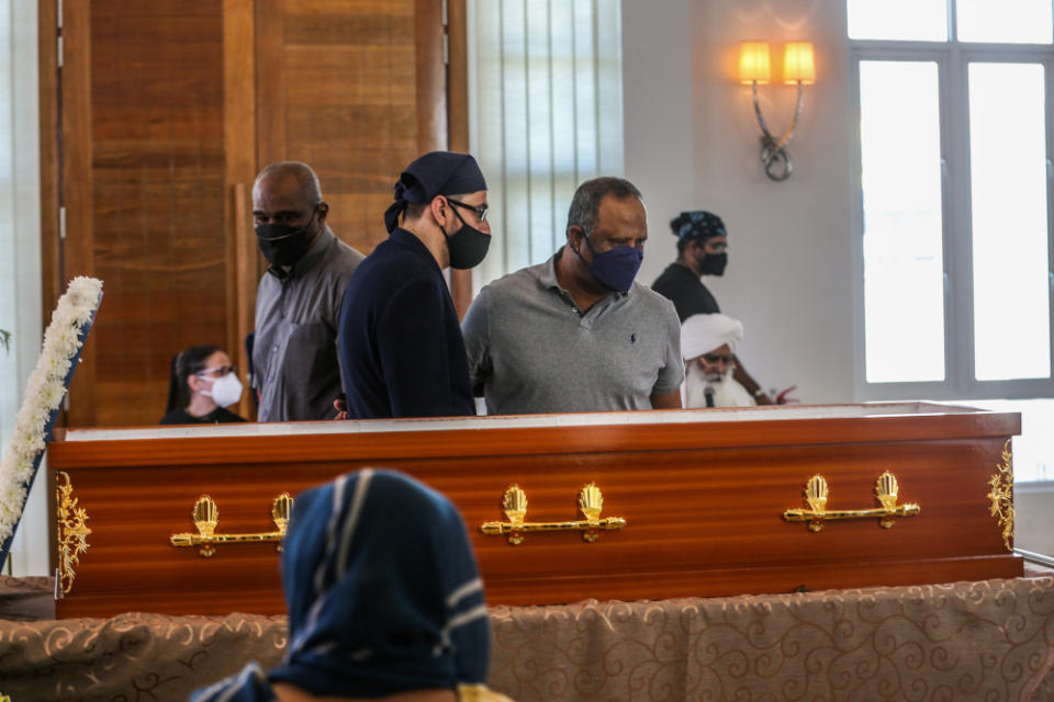 (From left) Zainal Abidin Hassan, Shebby Singh’s son Sonuljit Singh and Dollah Salleh pay their last respects to the late former national player, at Shamshan Bhoomi Hall January 14, 2022. — Picture by Hari Anggara