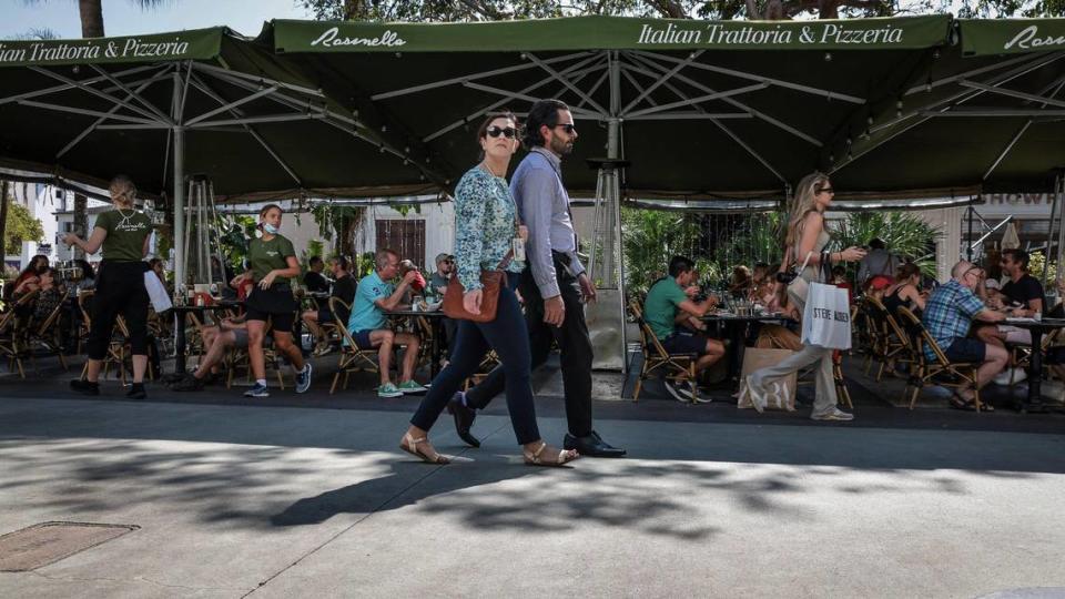 Visitantes pasean entre los comensales de Rosinella Italian Trattoria, el restaurante más antiguo del centro comercial Lincoln Road de South Beach.