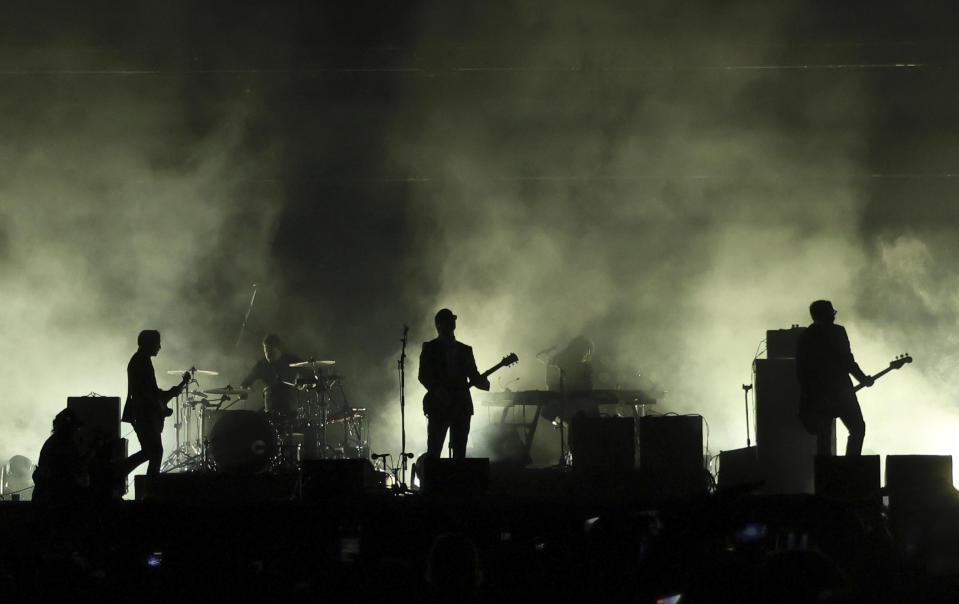 La banda estadounidense Interpol se presenta en un concierto gratuito en el Zócalo de la Ciudad de México el sábado 20 de abril de 2024. (Foto AP/Ginnette Riquelme)