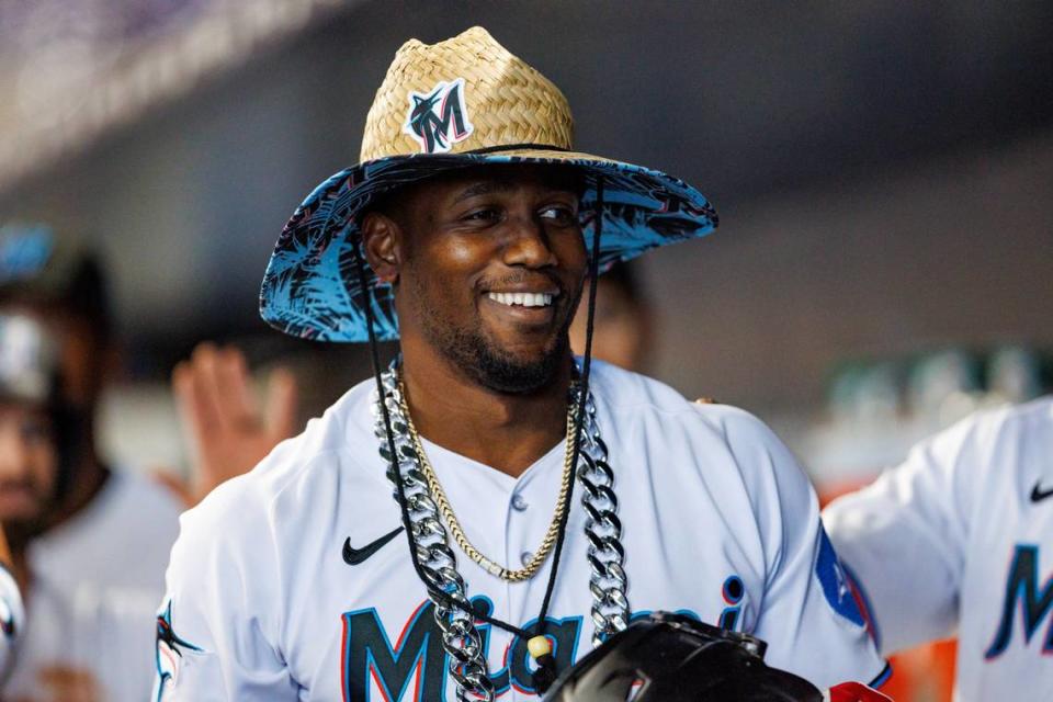 El jardinero de los Marlins Jorge Soler celebra tras pegar un jonrón en el primer inning del partido ante los Bravos, celebrado el 4 de mayo de 2023 en Miami.