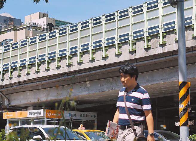 台北市環保局在建國高架橋，打造全國首座高架橋隔音牆太陽光電系統，裝置輕薄型太陽能光電板，採自發自用模式提供橋下清潔隊空調使用，達到節能目的。（陳俊吉攝）