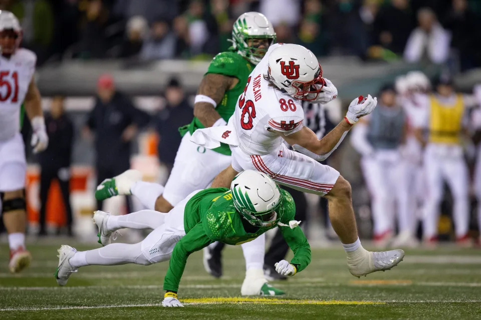 Utah tight end Dalton Kincaid makes a catch against Oregon.