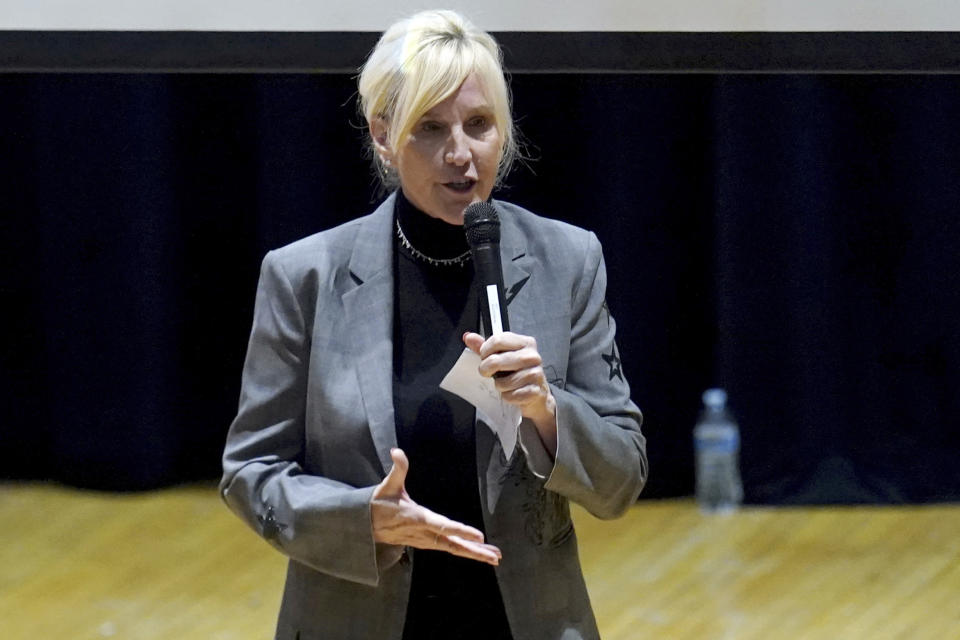 Erin Brockovich durante una de sus charlas en Ohio. (AP Photo/Matt Freed)