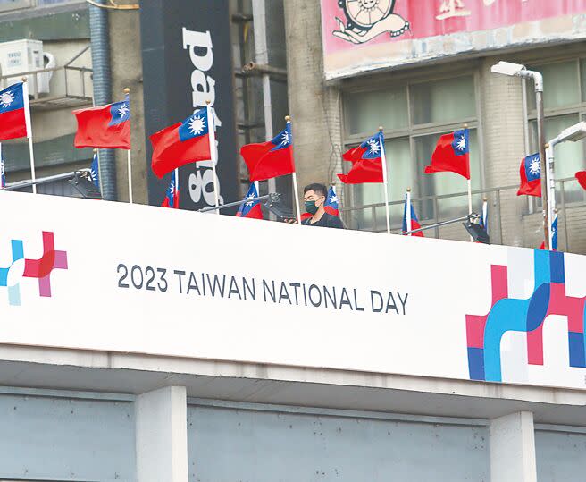 112年國慶主題為「民主台灣 堅韌永續，2023 TAIWAN NATIONAL DAY」，國名「中華民國」又被消失，圖為忠孝西路天橋已掛上主視覺帆布看板。（陳怡誠攝）