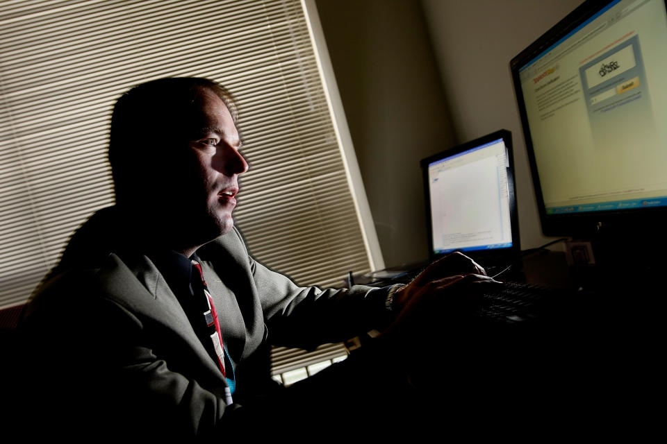 Un oficial de la unidad que lucha contra el cibercrimen en Florida se hace pasar por una menor de edad en una sala de chat para detectar a depredadores sexuales que acosan a menores en internet. (Getty Images)