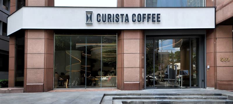 「CURISTA COFFEE奎士咖啡」首間旗艦店落腳信義區，占地高達170坪，是目前台北最大的不限時精品咖啡館，內部空間走純白極簡風加大理石元素，怎麼拍怎麼美！（圖／奎士咖啡提供）