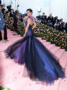 <p>Décidément, les robes à longues traînes étaient de mise pour ce MET Gala 2019. Ici, on peut voir la resplendissante Katie Holmes. (crédit Getty) </p>