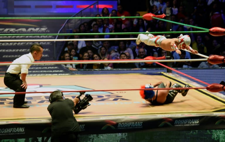 Microman, le plus petit des catcheurs mexicains, saute sur son adversaire pendant un combat à l'arena de Mexico, le 7 septembre 2018